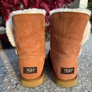 UGG WOMENS BAILEY BUTTON II BOOTS